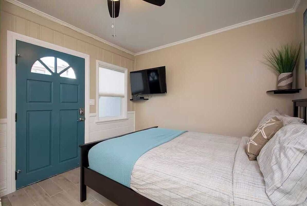 Steps to Newport Harbor, Balboa Fun Zone + Dock Access Edgewater Studios