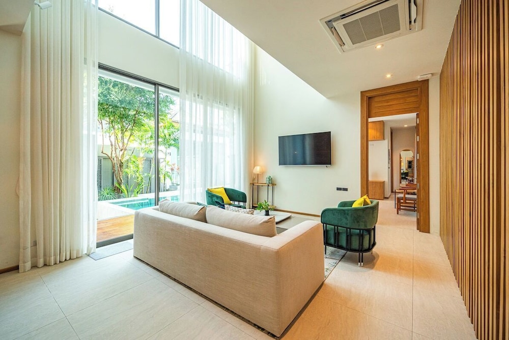 Teak 5BR Pool Villa Bang Tao + Airport Shuttle