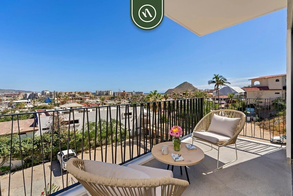 Cozy 2BR Lock-off - Terrace Overlooking the Marina