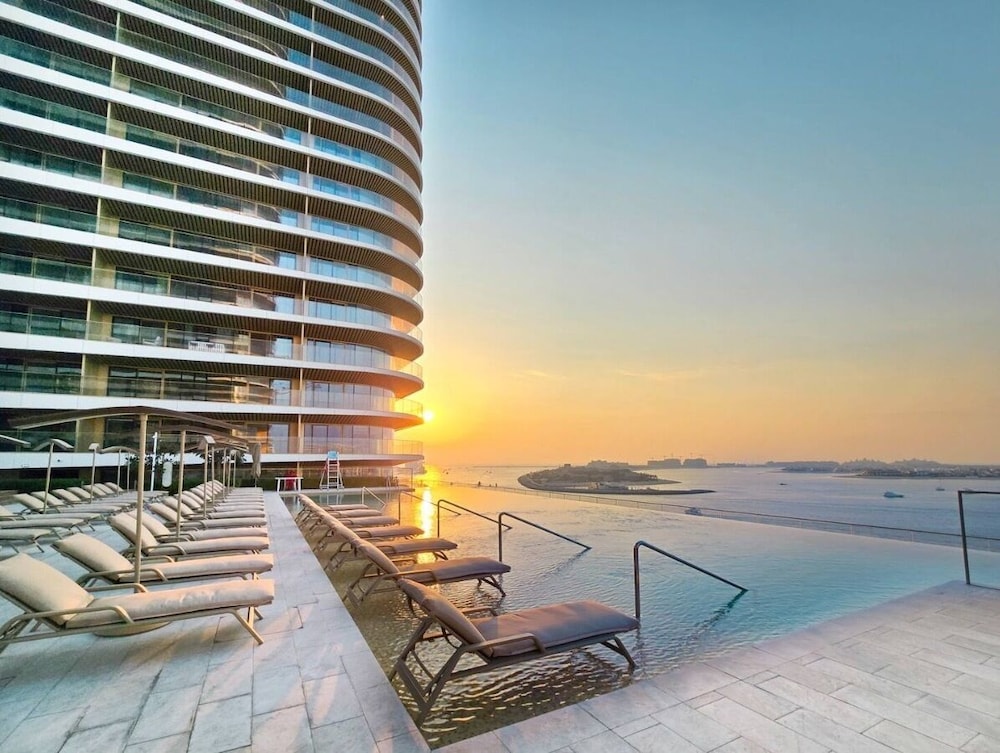KeyRock - Grand Bleu Apt with Palm View