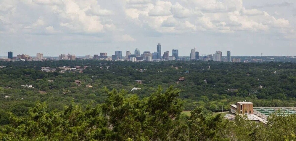 Lamar Treehouse