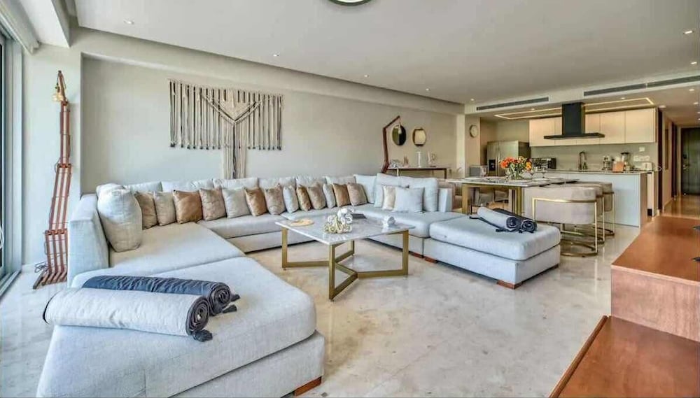 Bolongo: Your Exclusive Oceanfront Escape