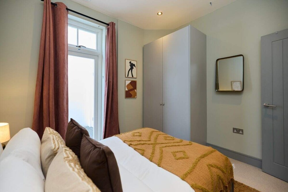 The Putney Hideaway - Modern and Elegant 3bdr Flat With Patio