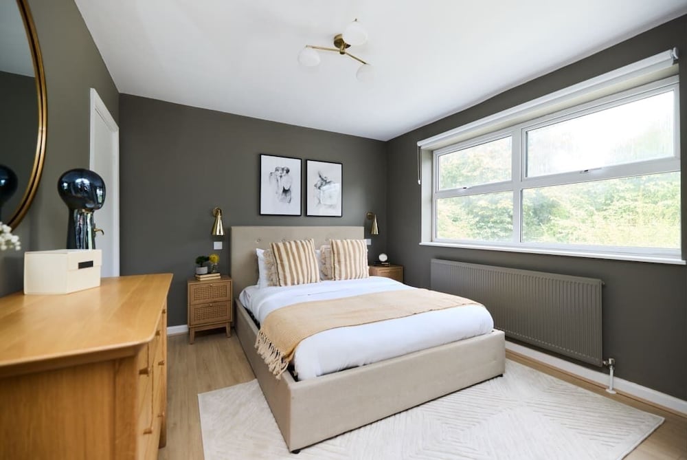 The Wray Crescent Retreat - Dazzling 5bdr House With Parking + Garden