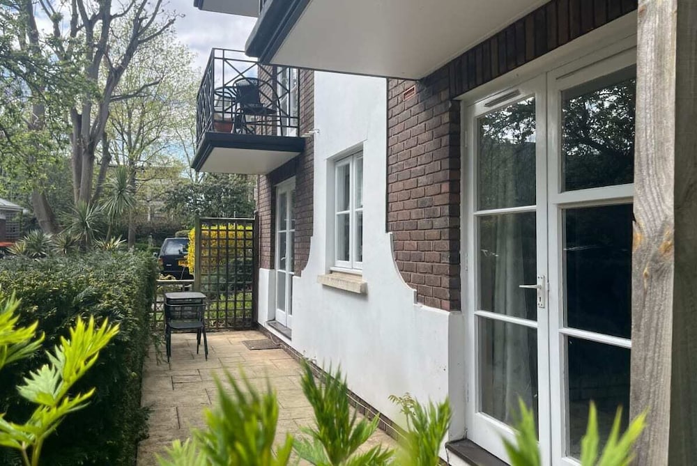 The Brompton Park Escape Bright 2bdr Flat With Patio Access