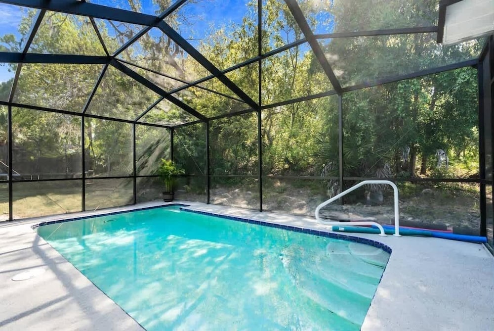 Hudson Retreat, 3 Bedroom Pool Home!