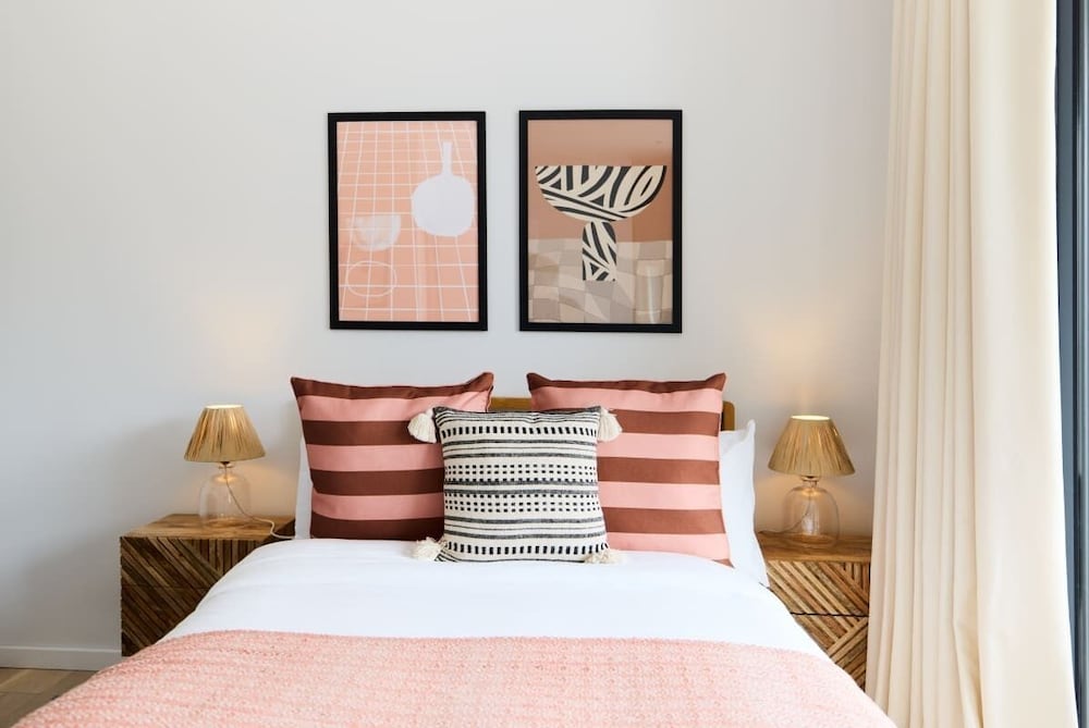 The Brondesbury Hideaway - Stylish 3bdr Flat With Balcony + Parking