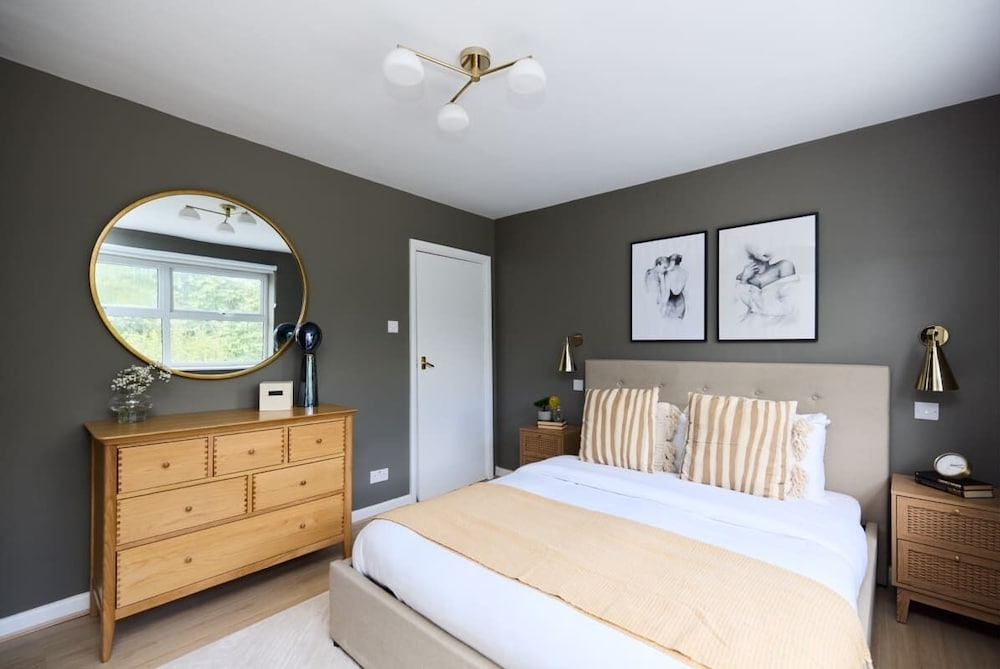 The Wray Crescent Retreat - Dazzling 5bdr House With Parking + Garden