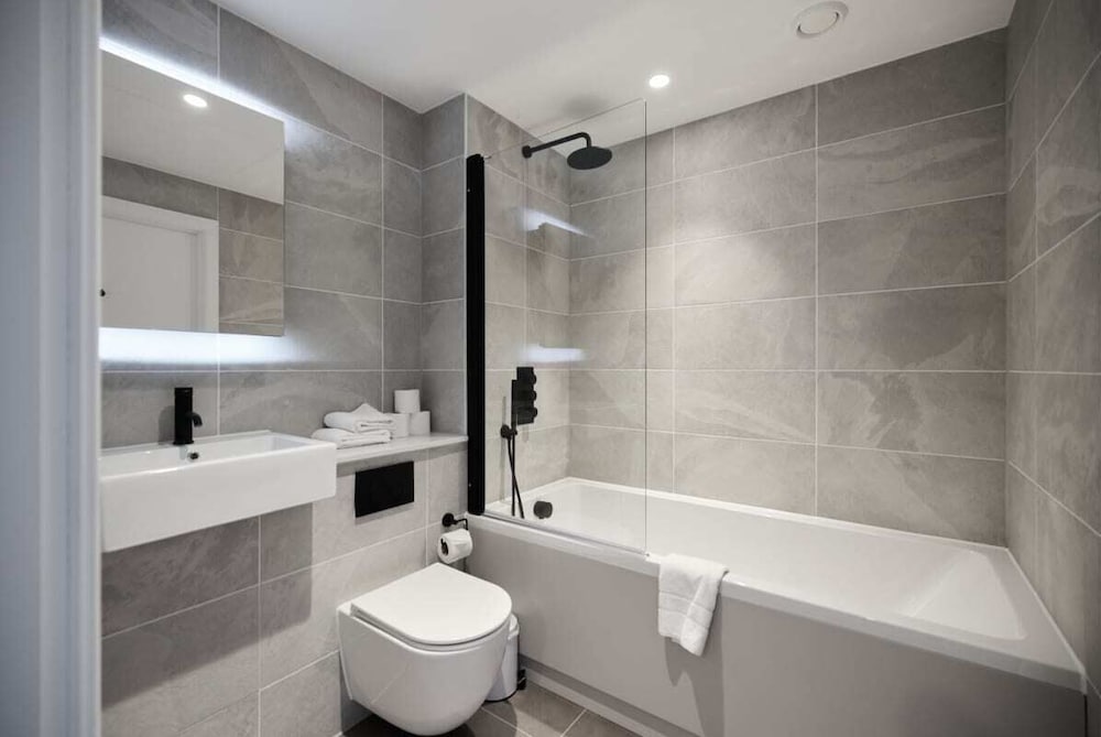 The Tottenham Hale Crib - Trendy 2bdr Flat With Balcony