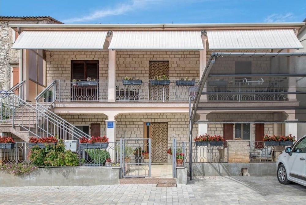 Comfortable Apartment in Umag With Parking Space