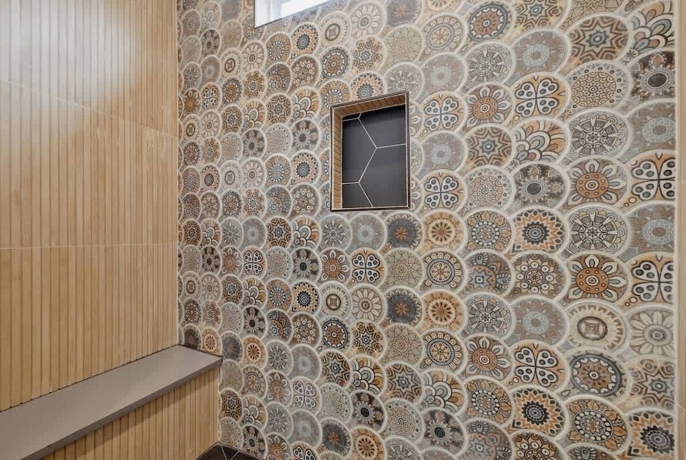 Pop-2: Hot-tub/close to Main St!