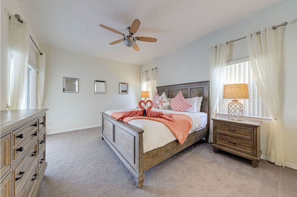 Elegant 4Br Retreat W/ Stylish Interior & Kitchen