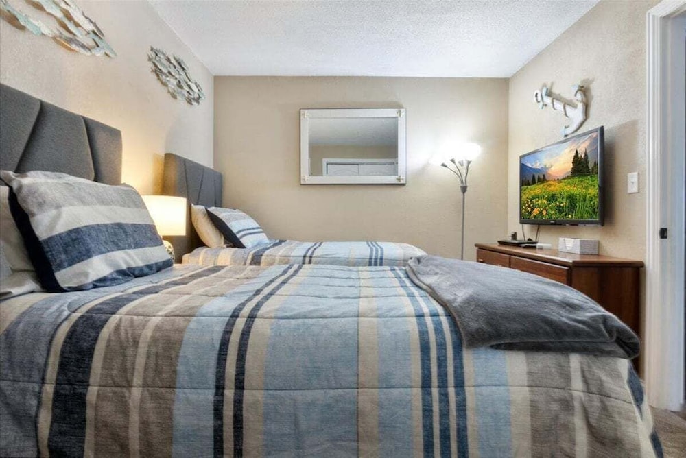 Spacious Family Friendly 3 Bed/3 Bath w/ Amazing Views, Lakeside Pool, & Boat Slip