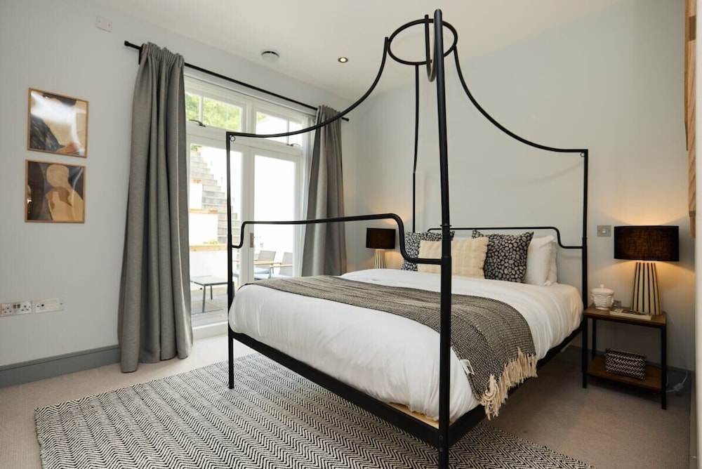 The Putney Hideaway - Modern and Elegant 3bdr Flat With Patio