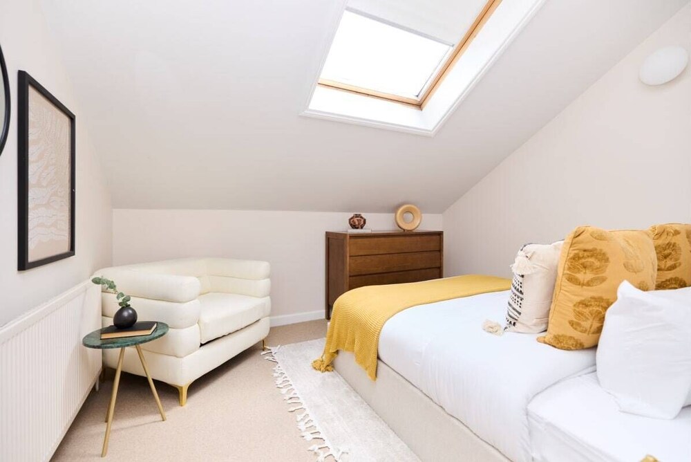 The Wray Crescent Retreat - Dazzling 5bdr House With Parking + Garden
