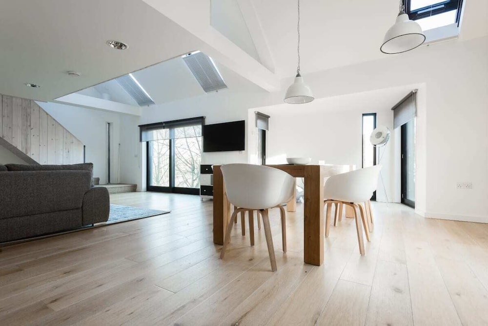 The Cliffside Loft - Distinctly Modern 3BDR Riverside Home