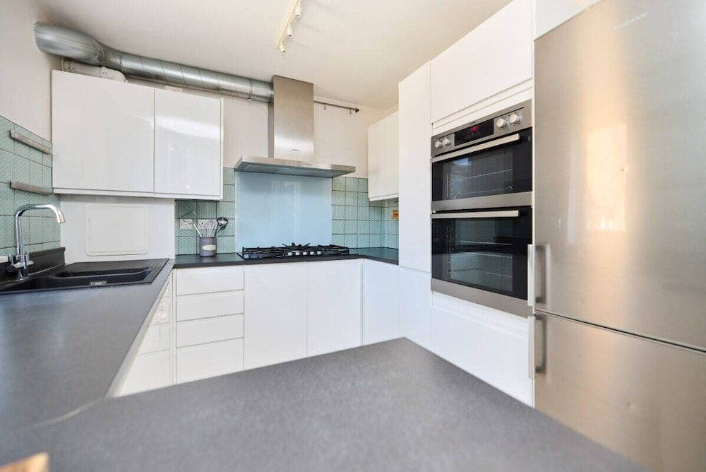 The Brunswick Retreat - Warm 3bdr Flat With Balcony