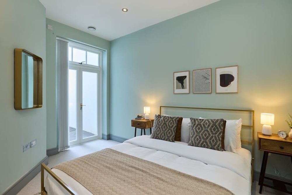 The Putney Hideaway - Modern and Elegant 3bdr Flat With Patio