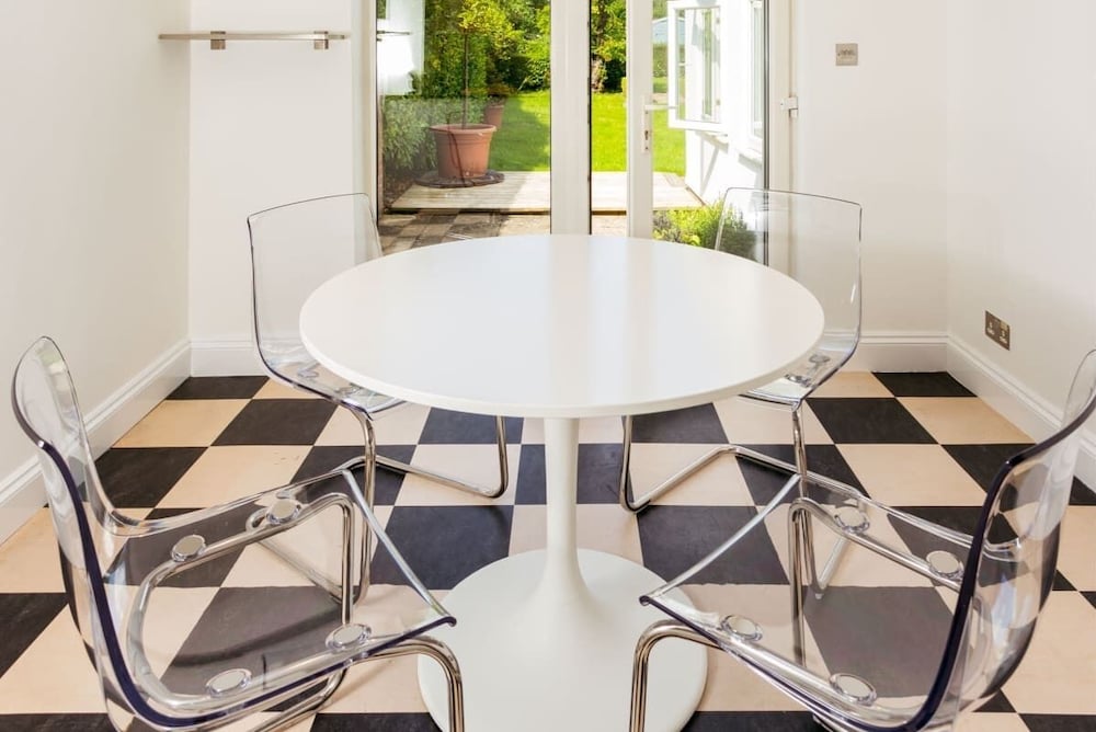 The Queen Edith Place - Lovely 6BDR Home in Secluded Neighbourhood