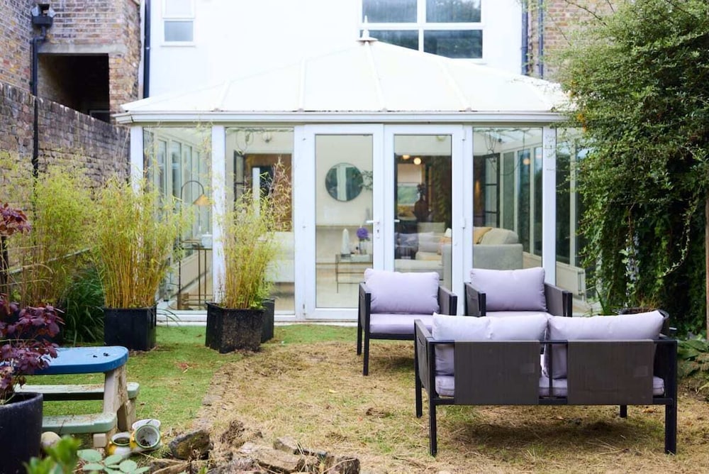 The Wray Crescent Retreat - Dazzling 5bdr House With Parking + Garden