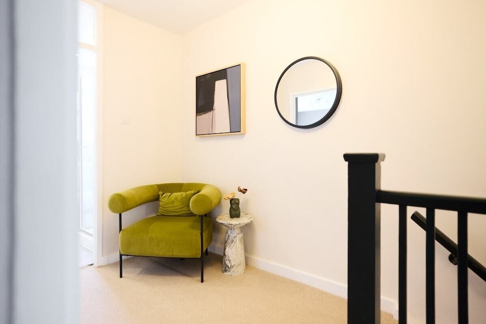 The Wray Crescent Retreat - Dazzling 5bdr House With Parking + Garden