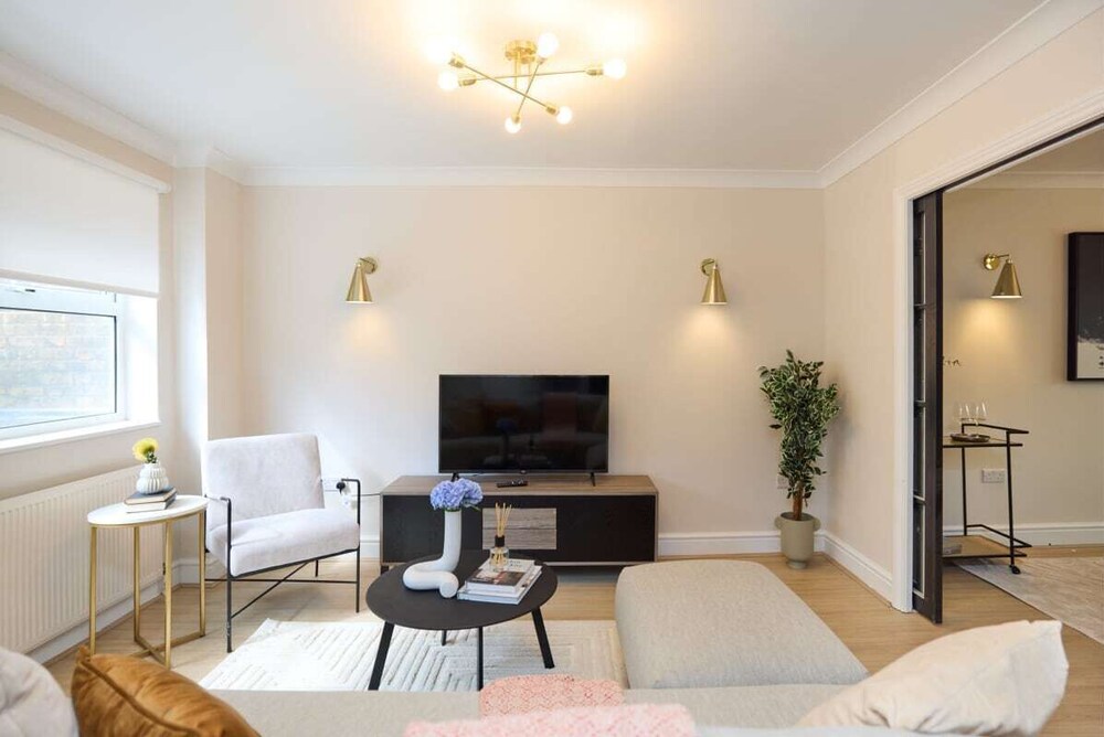 The Wray Crescent Retreat - Dazzling 5bdr House With Parking + Garden