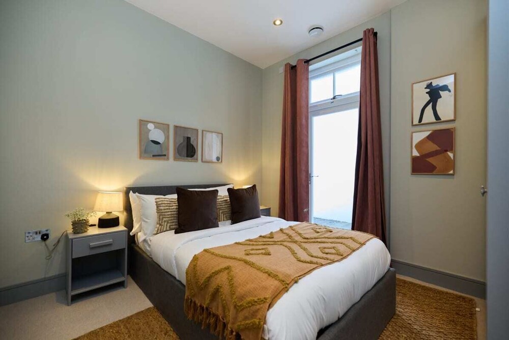 The Putney Hideaway - Modern and Elegant 3bdr Flat With Patio