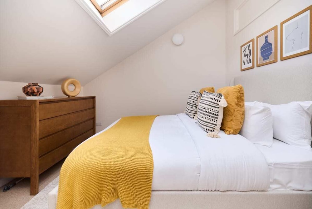The Wray Crescent Retreat - Dazzling 5bdr House With Parking + Garden