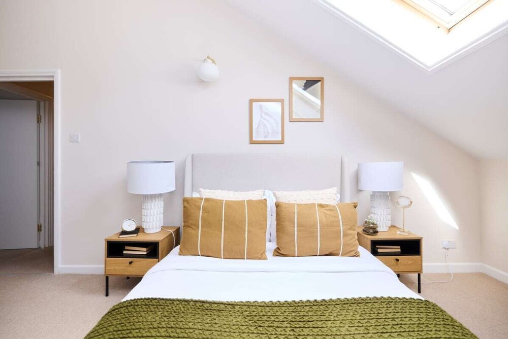 The Wray Crescent Retreat - Dazzling 5bdr House With Parking + Garden