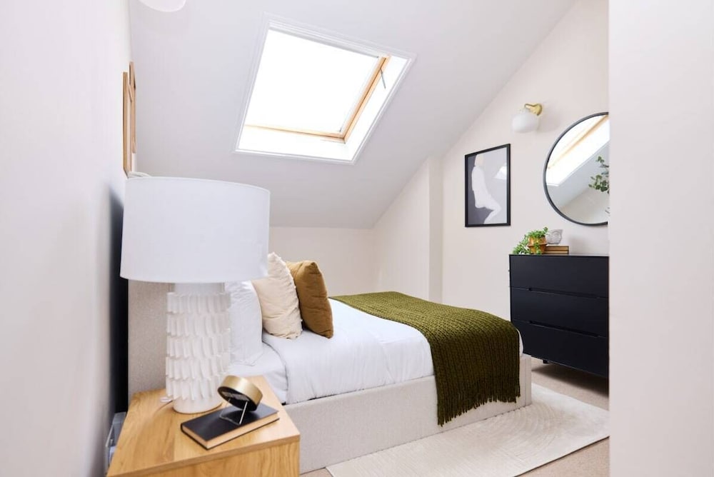 The Wray Crescent Retreat - Dazzling 5bdr House With Parking + Garden