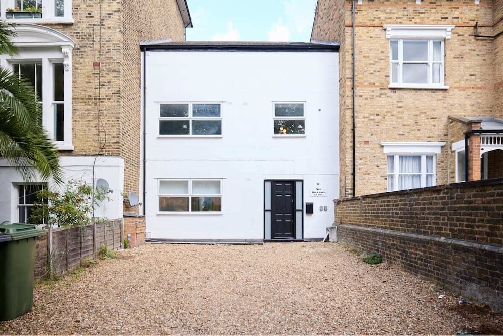 The Wray Crescent Retreat - Dazzling 5bdr House With Parking + Garden