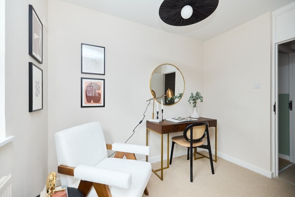 The Wray Crescent Retreat - Dazzling 5bdr House With Parking + Garden