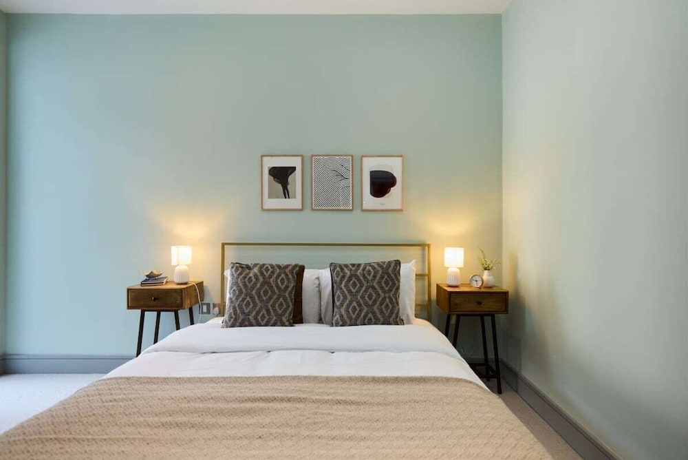 The Putney Hideaway - Modern and Elegant 3bdr Flat With Patio