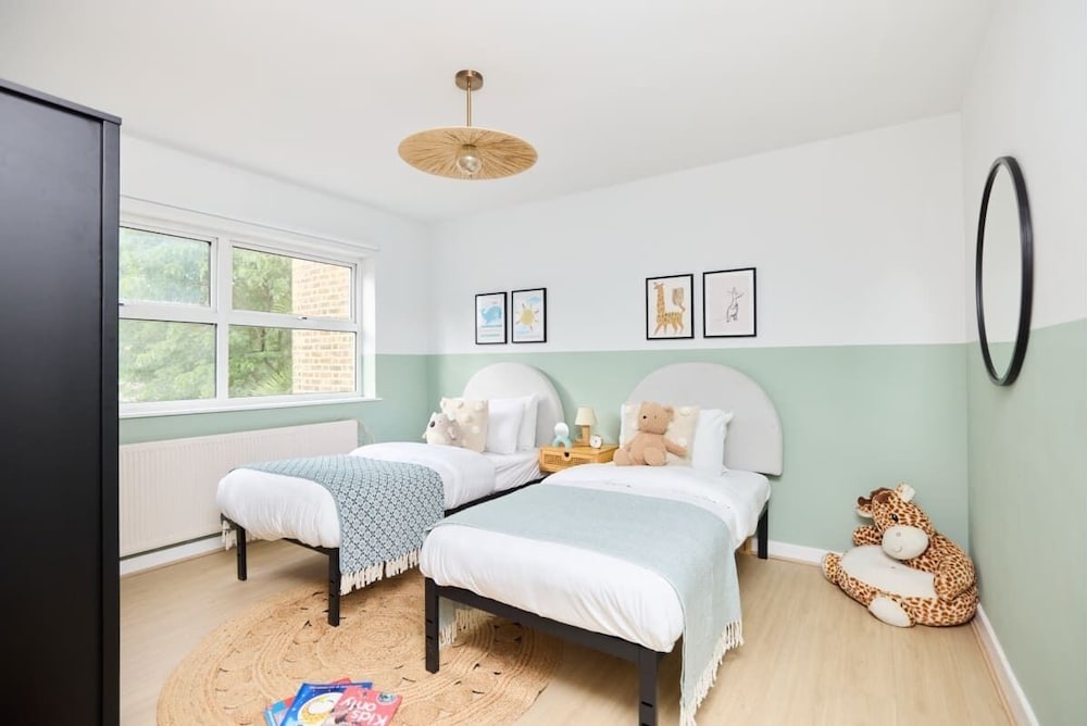 The Wray Crescent Retreat - Dazzling 5bdr House With Parking + Garden