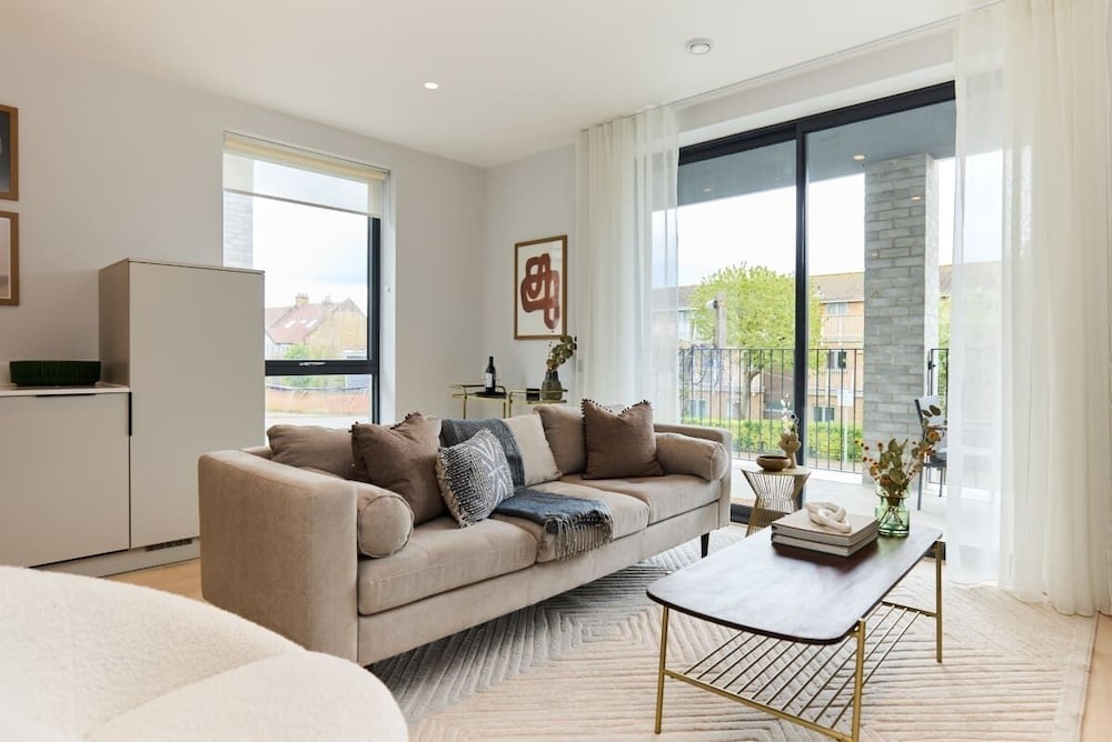 The Brondesbury Escape - Cosy 1bdr Flat With Balcony + Parking