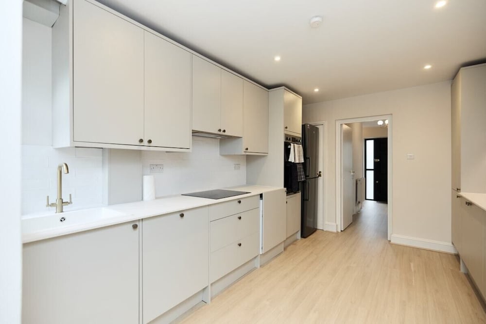 The Wray Crescent Retreat - Dazzling 5bdr House With Parking + Garden