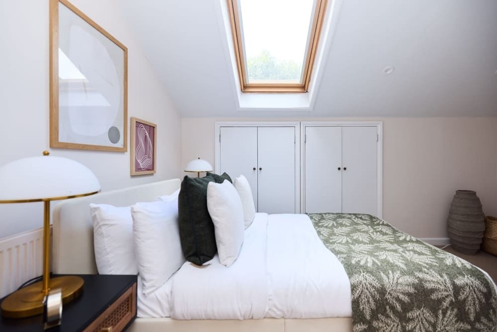 The Wray Crescent Retreat - Dazzling 5bdr House With Parking + Garden