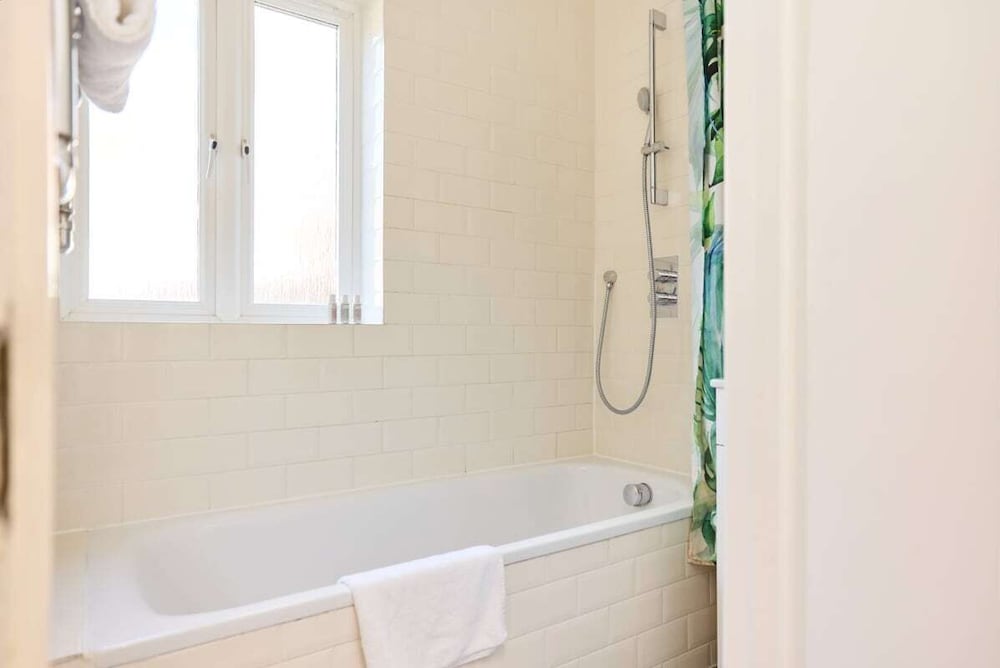 The Brunswick Retreat - Warm 3bdr Flat With Balcony