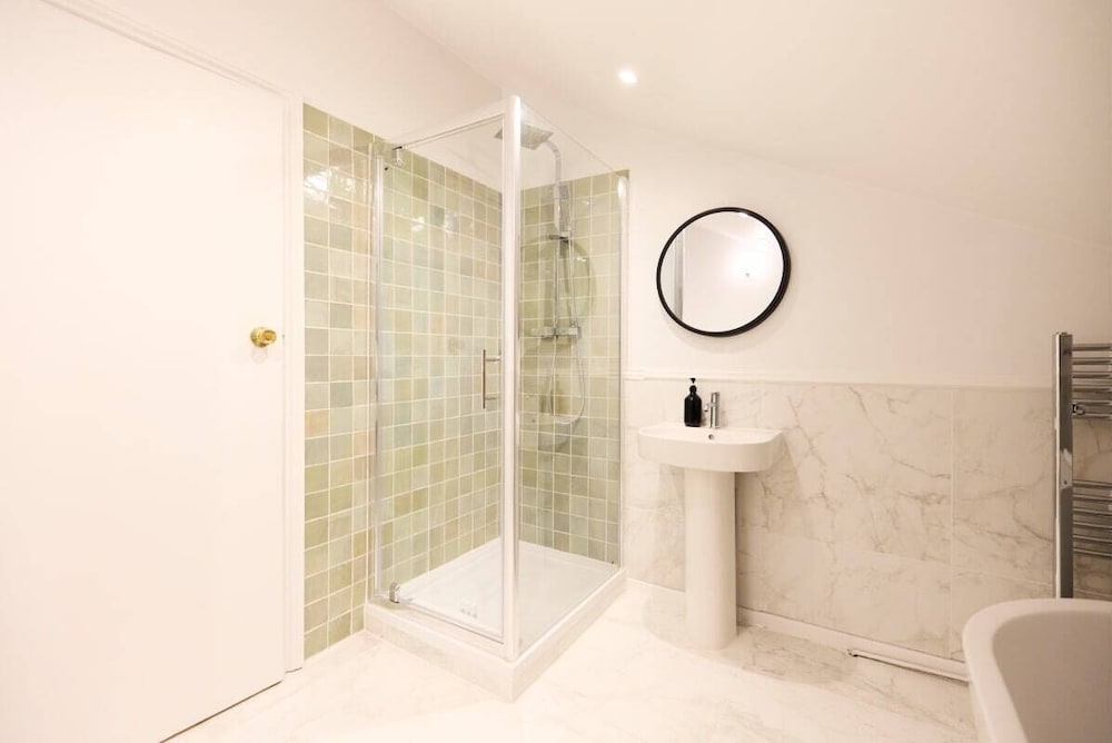The Wray Crescent Retreat - Dazzling 5bdr House With Parking + Garden