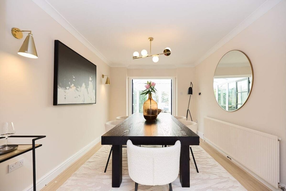 The Wray Crescent Retreat - Dazzling 5bdr House With Parking + Garden