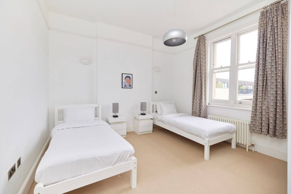 The Woolwich Retreat - Enticing 5bdr House With Parking