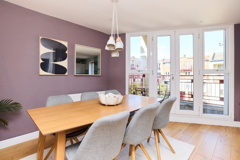 The Brunswick Retreat - Warm 3bdr Flat With Balcony