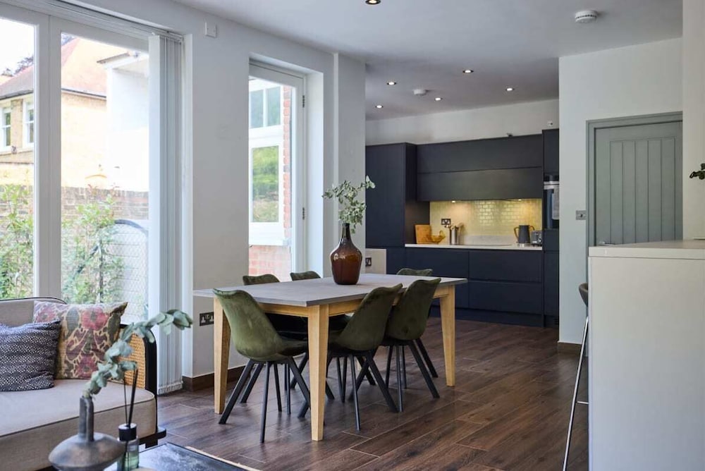 The Putney Hideaway - Modern and Elegant 3bdr Flat With Patio