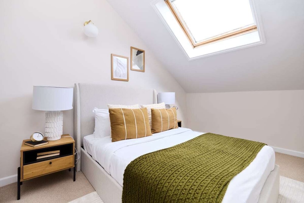 The Wray Crescent Retreat - Dazzling 5bdr House With Parking + Garden