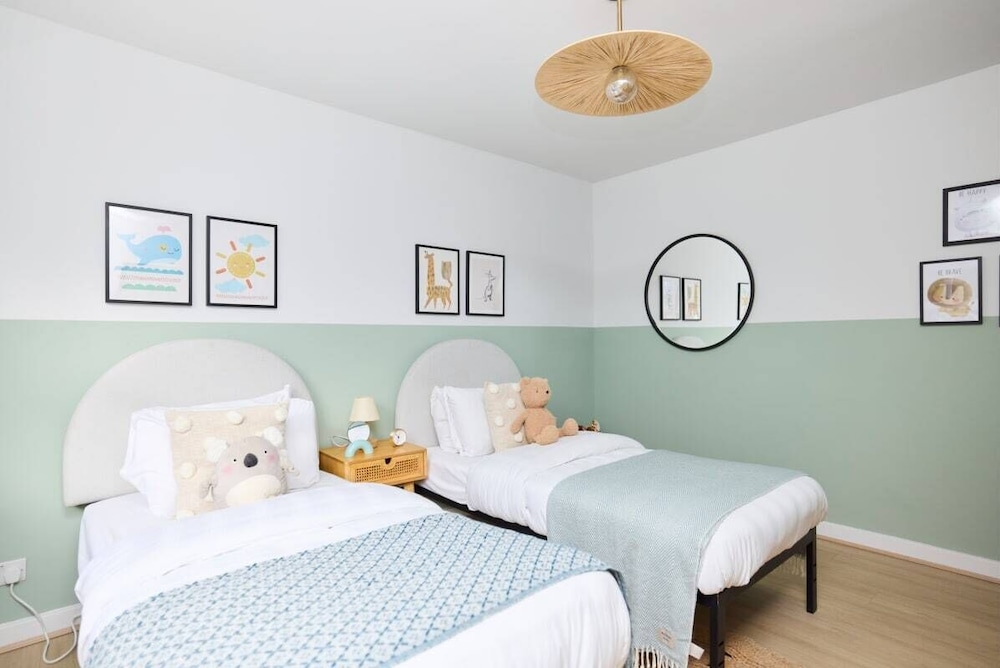 The Wray Crescent Retreat - Dazzling 5bdr House With Parking + Garden