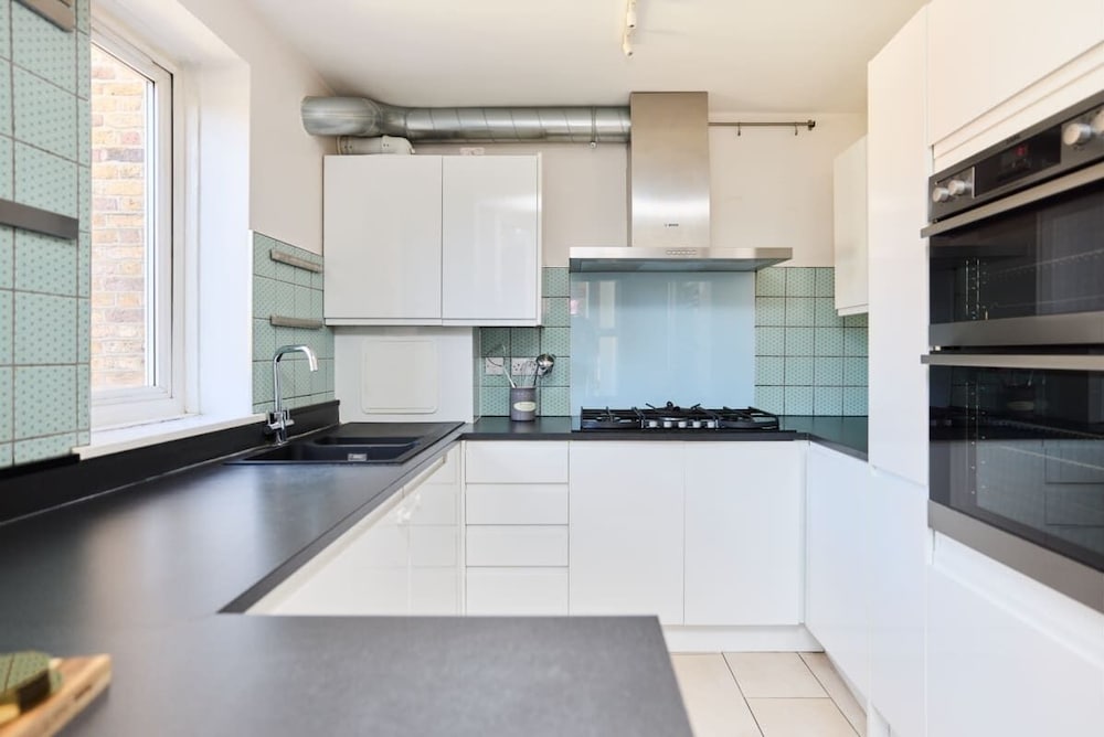 The Brunswick Retreat - Warm 3bdr Flat With Balcony