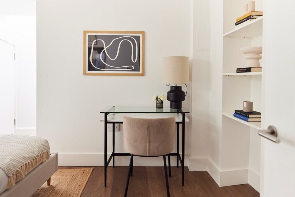 The Ravenscourt Park Escape - Bright 2bdr Flat