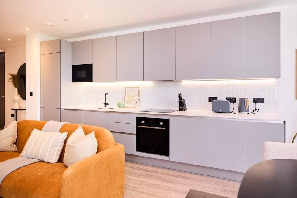 The Tottenham Classic - Charming 2bdr Flat With Balcony