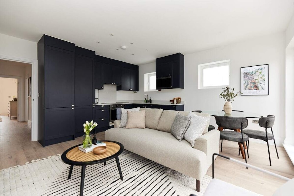 Wembley Vacations - The Wembley Park Wonder - Charming 2bdr Flat With Balcony - Property Image 1