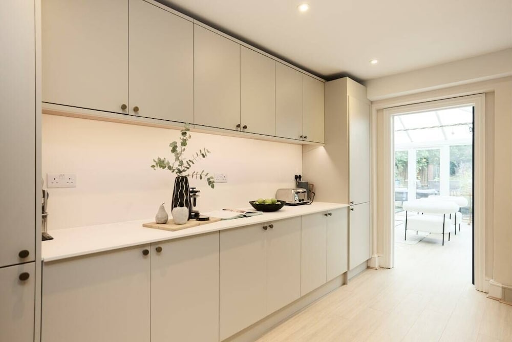 The Wray Crescent Retreat - Dazzling 5bdr House With Parking + Garden